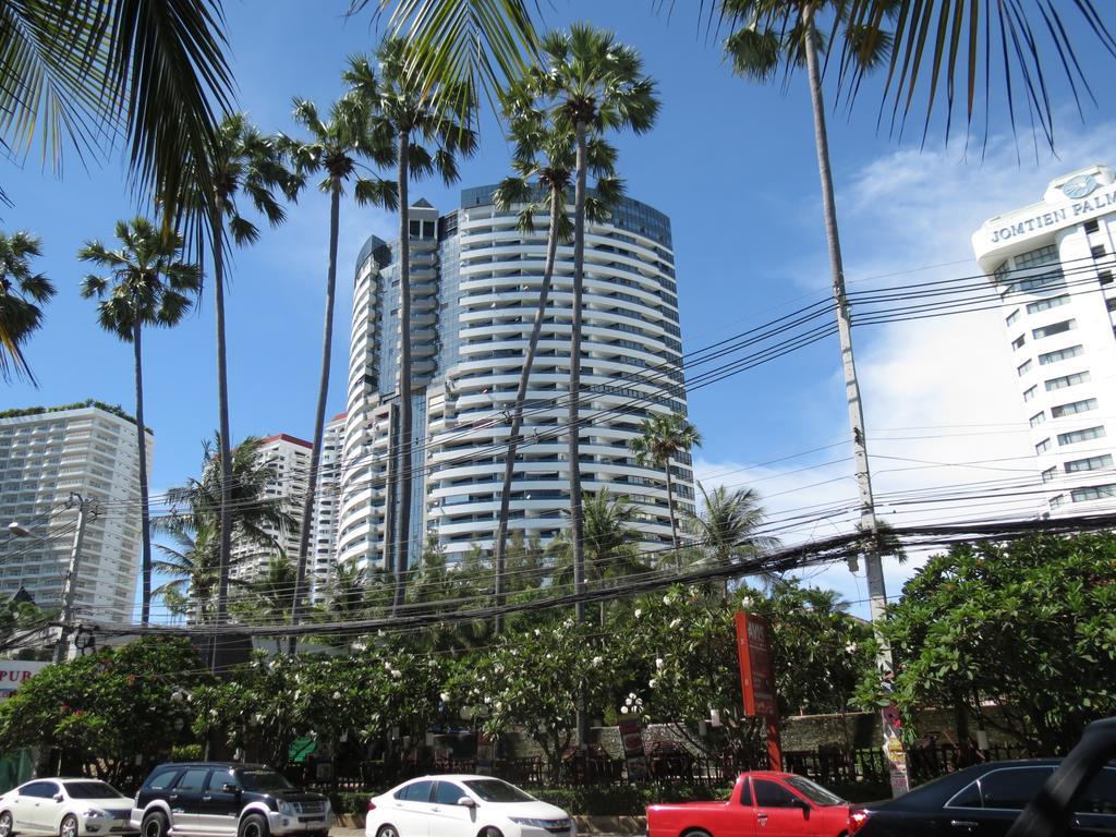 Jomtien Plaza Suite Apartments Стая снимка