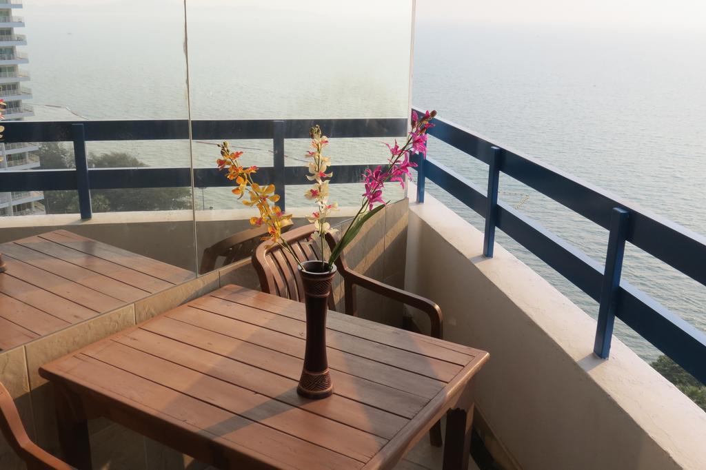 Jomtien Plaza Suite Apartments Стая снимка