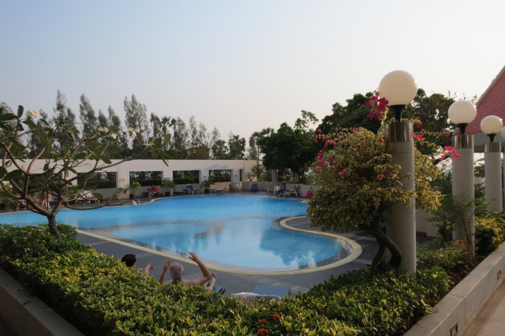 Jomtien Plaza Suite Apartments Стая снимка