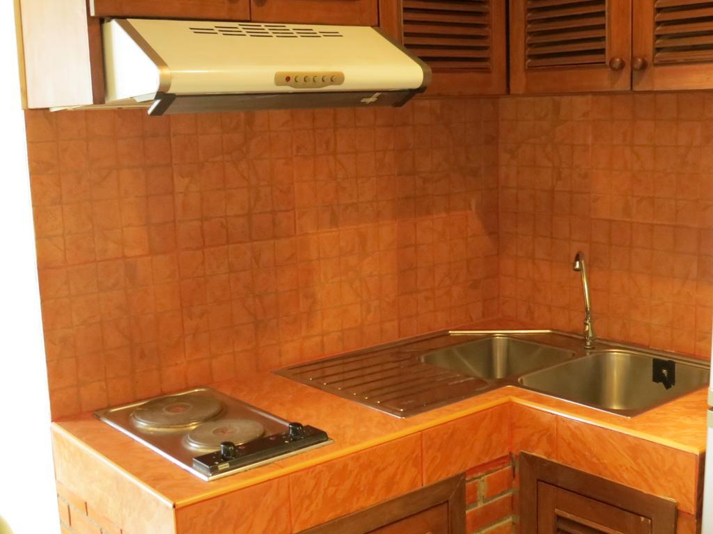 Jomtien Plaza Suite Apartments Стая снимка