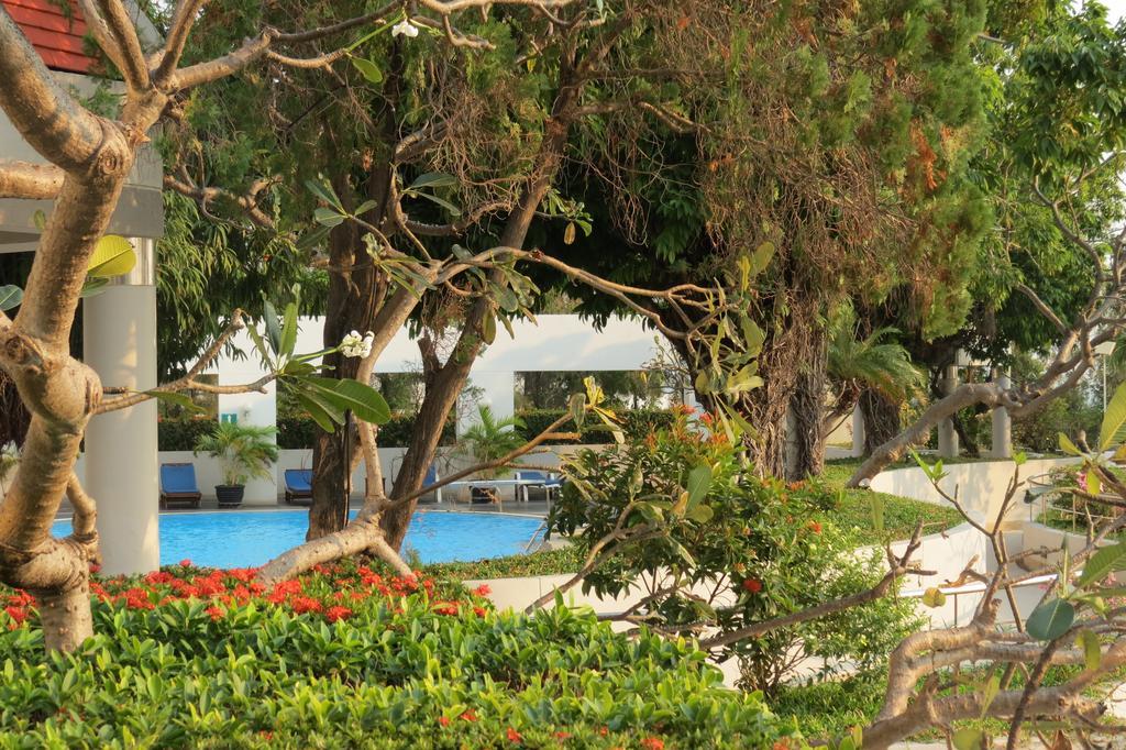 Jomtien Plaza Suite Apartments Стая снимка