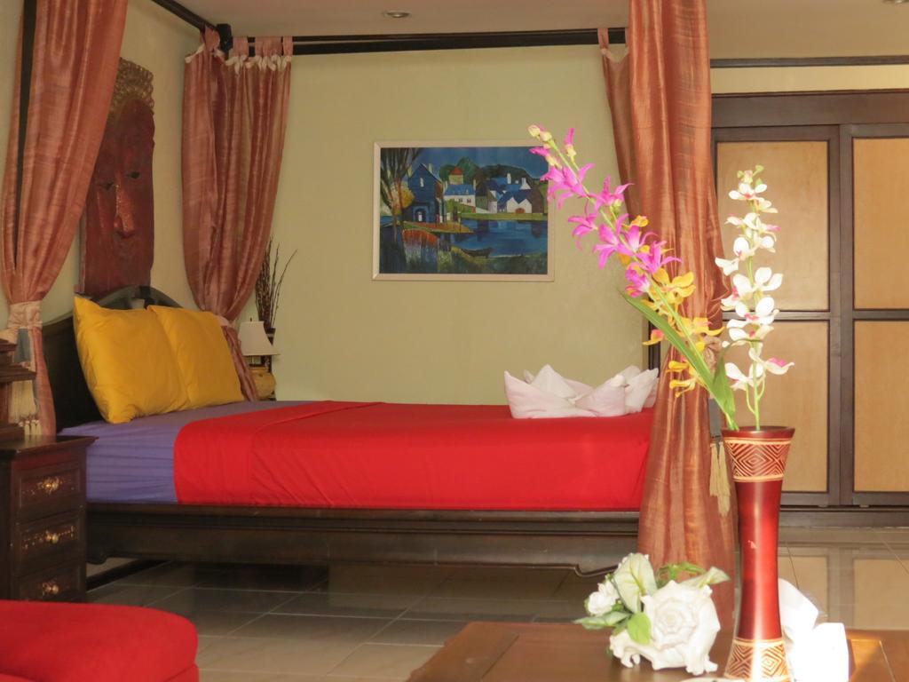 Jomtien Plaza Suite Apartments Стая снимка