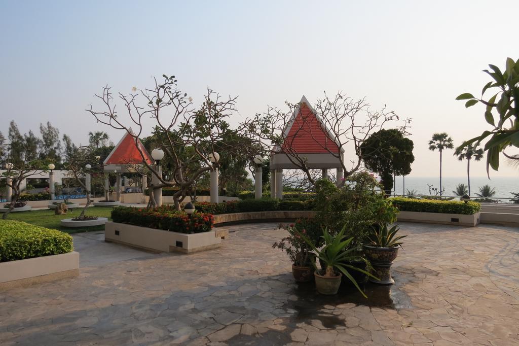 Jomtien Plaza Suite Apartments Стая снимка