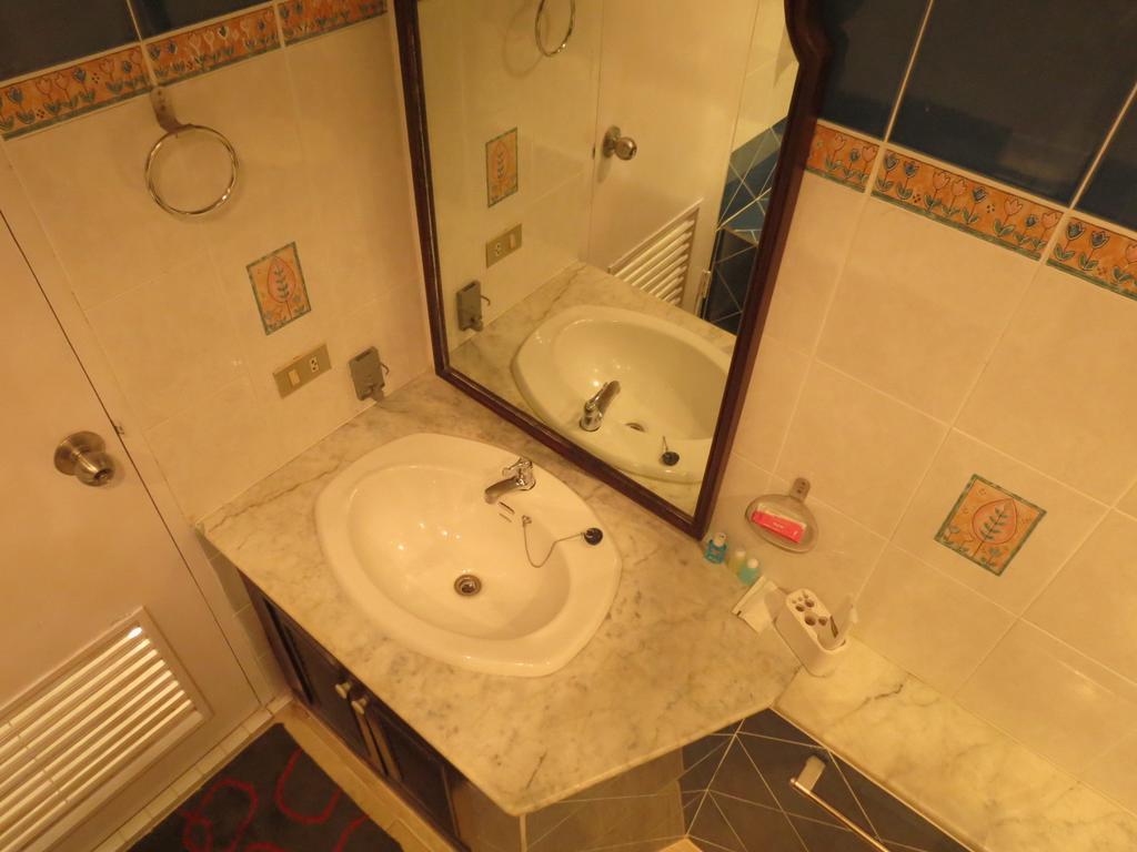 Jomtien Plaza Suite Apartments Стая снимка
