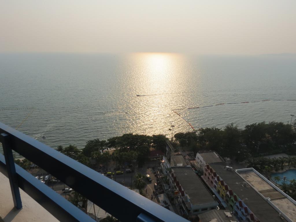 Jomtien Plaza Suite Apartments Стая снимка